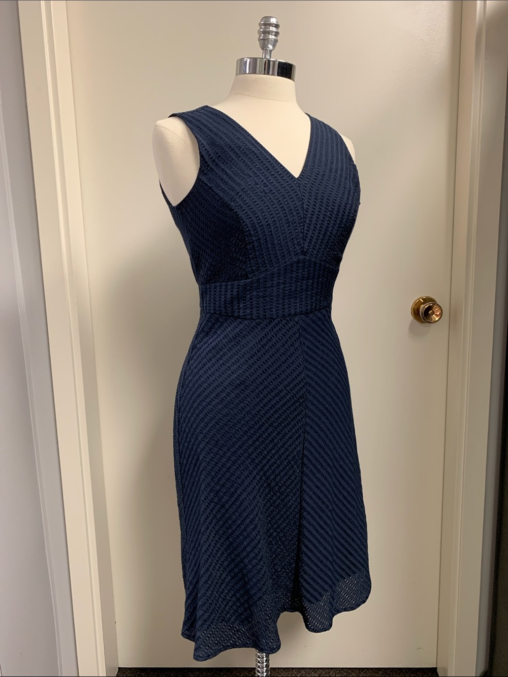 Banana Republic; Seersucker, V Neck, Navy Blue Dress. NWOT Size 2